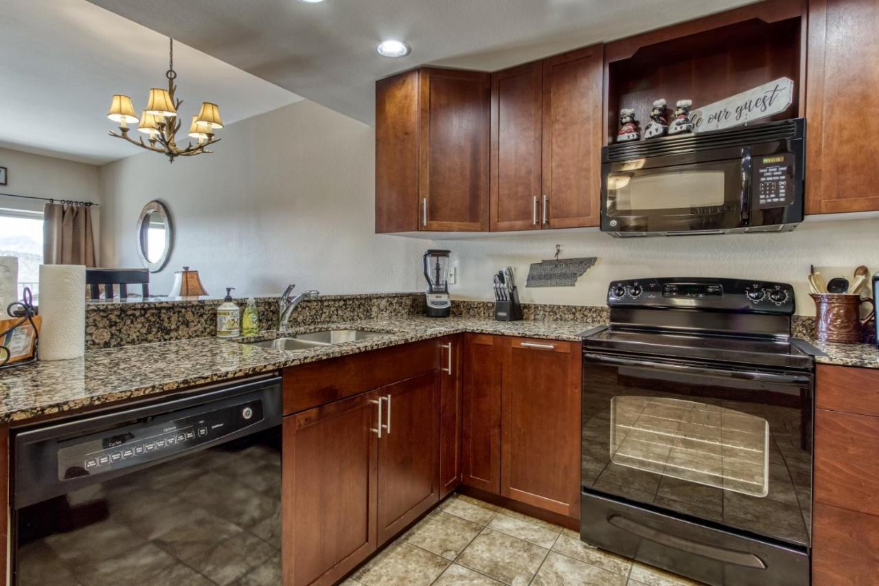 Gorgeous 2Bd 2Bth Condo With Mountain Views Pool Hot Tub Game Room Close To Parkway Pigeon Forge Exterior foto